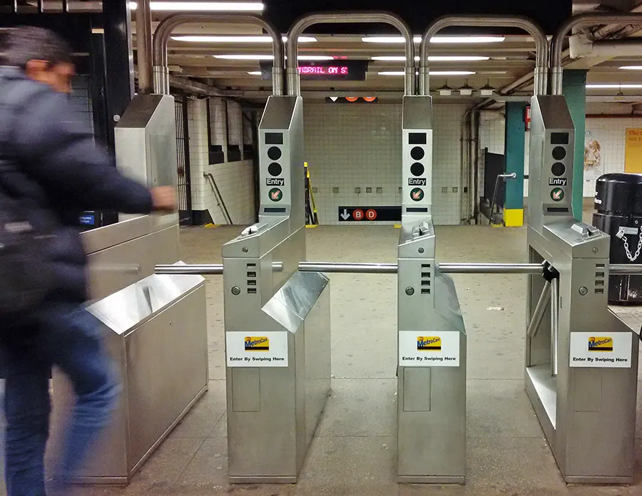 Persona a punto de deslizar la Metrocard en los torniquetes para entrar al andén - Foto de Andrea Hoare Madrid