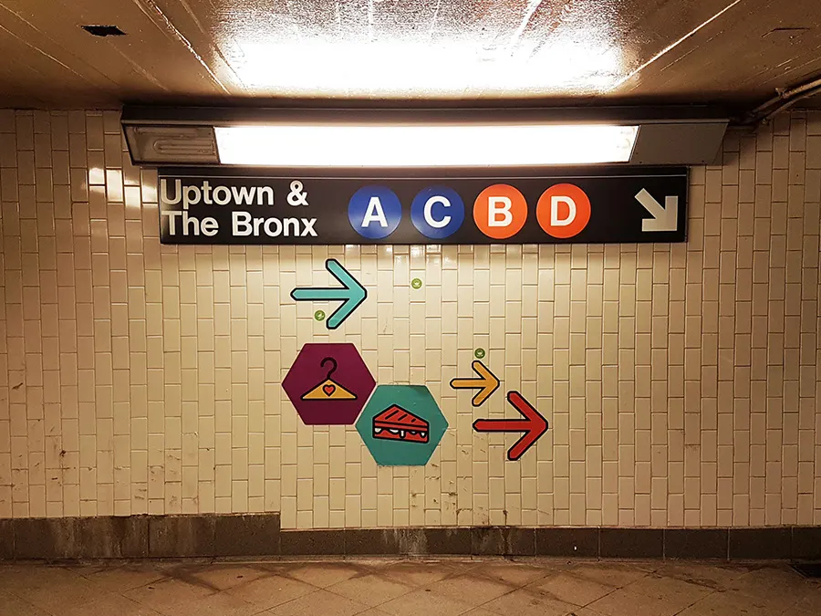 Señalizaciones dentro de una estación del Metro de Nueva York indicando la dirección para bajar al andén donde pasan las líneas A C B D con dirección a Uptown y Bronx - Foto de Andrea Hoare Madrid