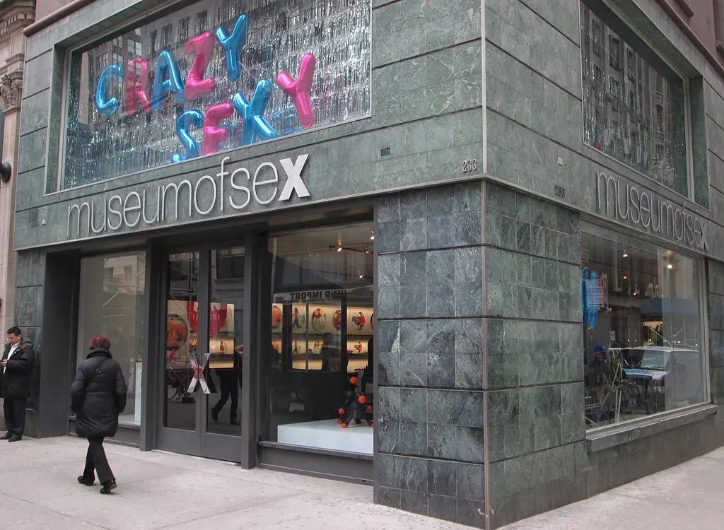 Foto de la entrada del Museo del Sexo en Nueva York de Beyond My Ken, CC BY-SA 4.0 , via Wikimedia Commons