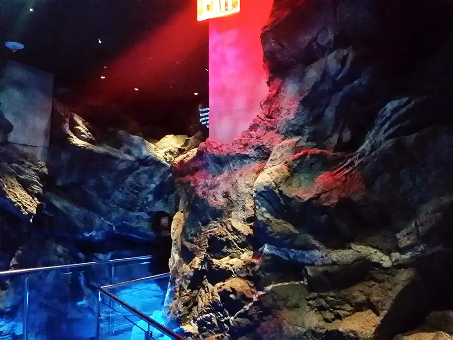 Lecho de roca sobre el que fue construido el ONEWTC - Pasillos para ingresar al ascensor que sube al mirador One World Observatory - Foto de Andrea Hoare Madrid