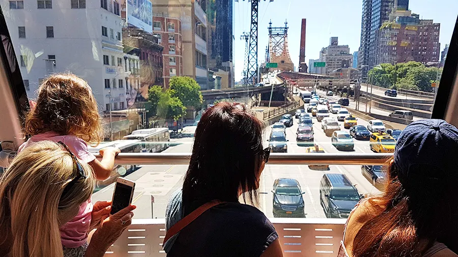 Turistas fotografiando el Puente de Queensboro desde la cabina del teleférico Roosevelt Island Tramway - Foto de Andrea Hoare Madrid
