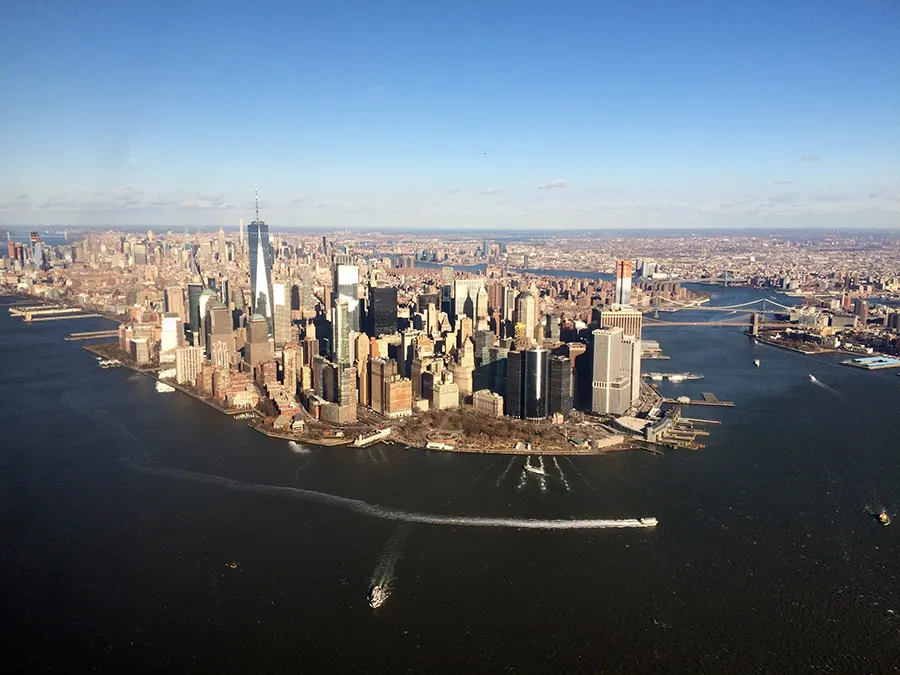Extremo sur de Manhattan visto desde un helicóptero. Foto de Riley Farabaugh en Unsplash disponible en https://unsplash.com/photos/43_JrHZju1A
