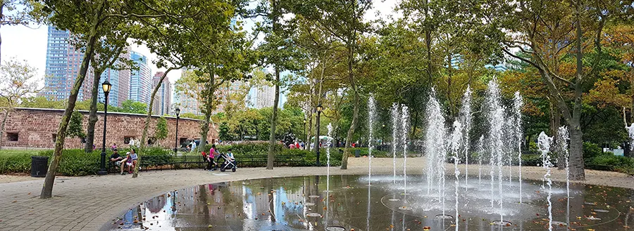 Fuente y bancas al sur de Castle Clinton en Battery Park - Foto de Andrea Hoare Madrid