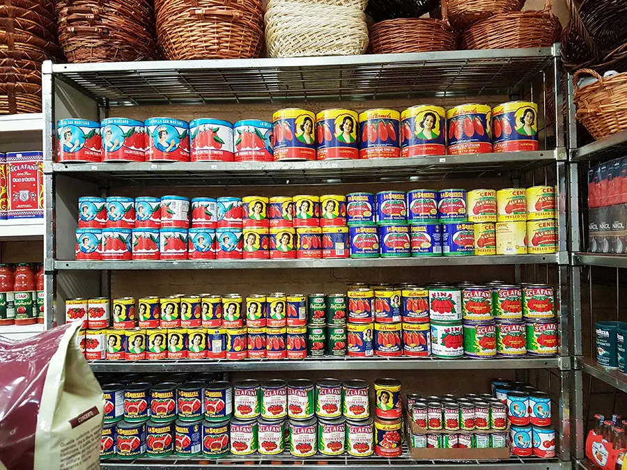 Latas de pomodoro italiano y otros productos importados en un local del Arthur Avenue Retail Market en el Barrio Belmont del Bronx - Foto de Andrea Hoare Madrid