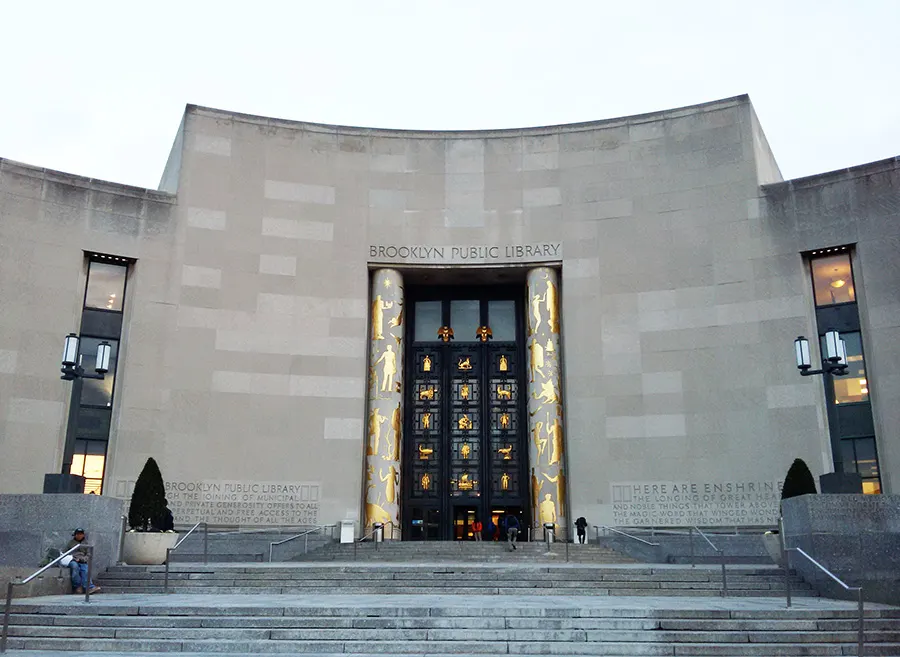 Entrada monumental de la Biblioteca Pública de Brooklyn - Foto de Andrea Hoare Madrid