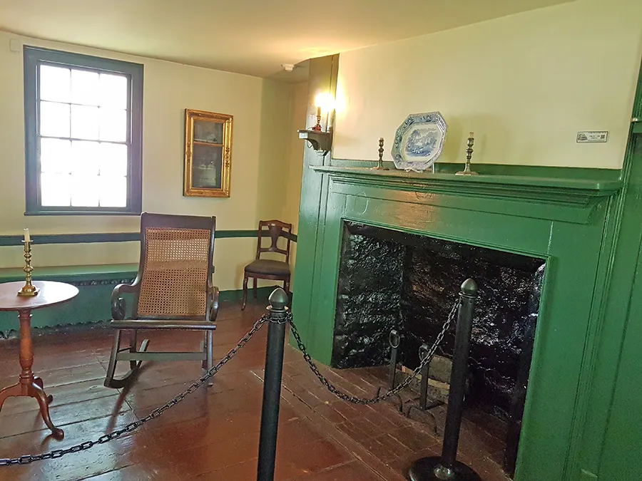 Mecedora y espejo de Edgar Allan Poe dentro de su casa en el Bronx - Foto de Andrea Hoare Madrid