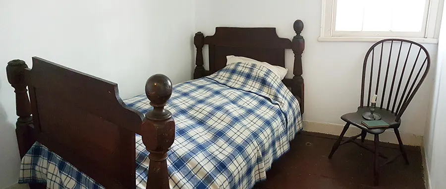 Cama en la pequeña habitación del Edgar Allan Poe Cottage - Allí habría muerto Virginia, su esposa - Foto de Andrea Hoare Madrid