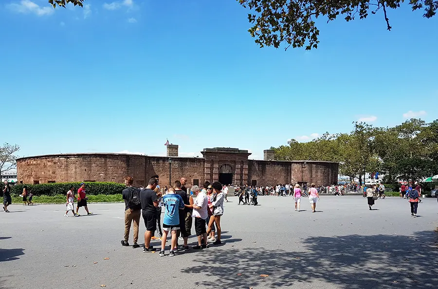 Castillo Clinton en Battery Park. Dentro están las taquillas para comprar boletos al ferry de la Estatua de la Libertad. Foto de AHM