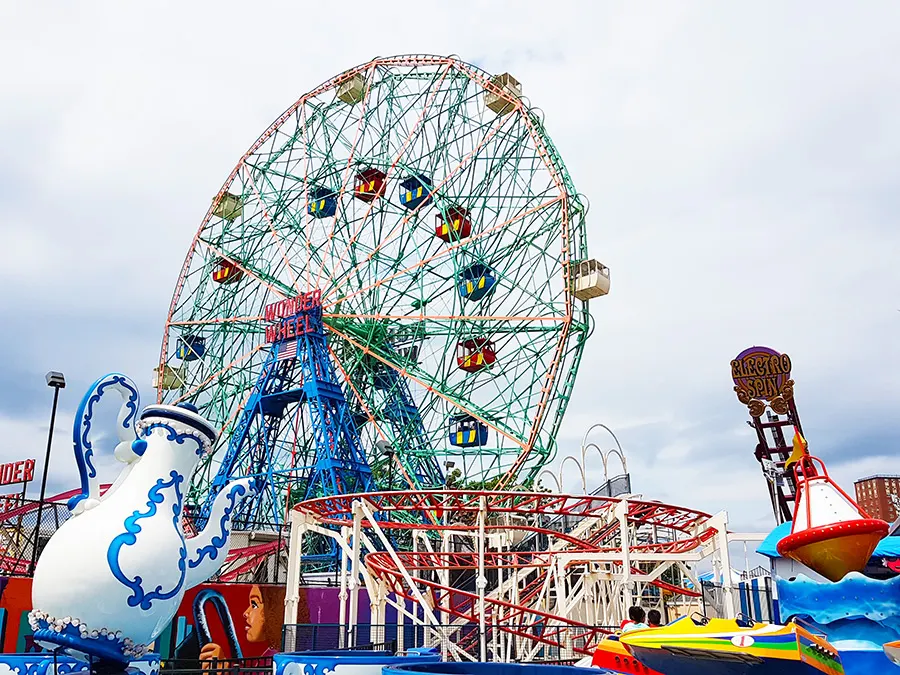 Zona de juegos infantiles en el parque de diversiones Denos Wonder Wheel - Foto de Andrea Hoare Madrid
