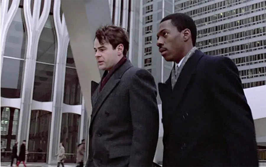 Escena de Eddie Murphy y Dan Aykroyd caminando frente a las Torres Gemelas en Trading Places (1983), De Mendigo a Millonario - Pantallazo de la película - Lista de Las Torres Gemelas en el cine