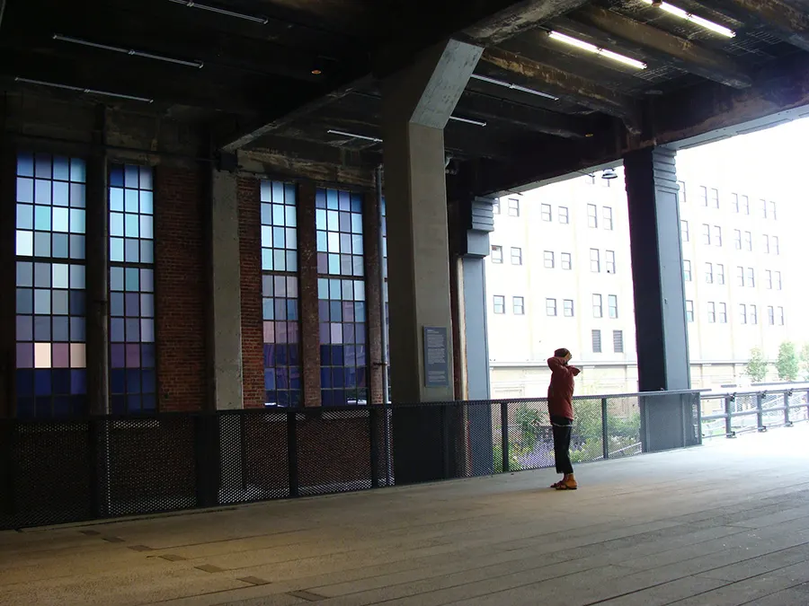 Zona techada del HighLine Park bajo el edificio del Chelsea Market a la altura de la calle 15 - Foto de Andrea Hoare Madrid