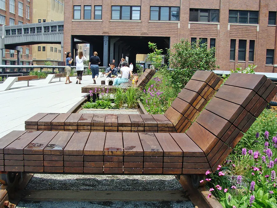 Sundeck de High Line Park a la altura de las calles 14 y 15 con camas para tomar el sol. Foto de Andrea Hoare Madrid