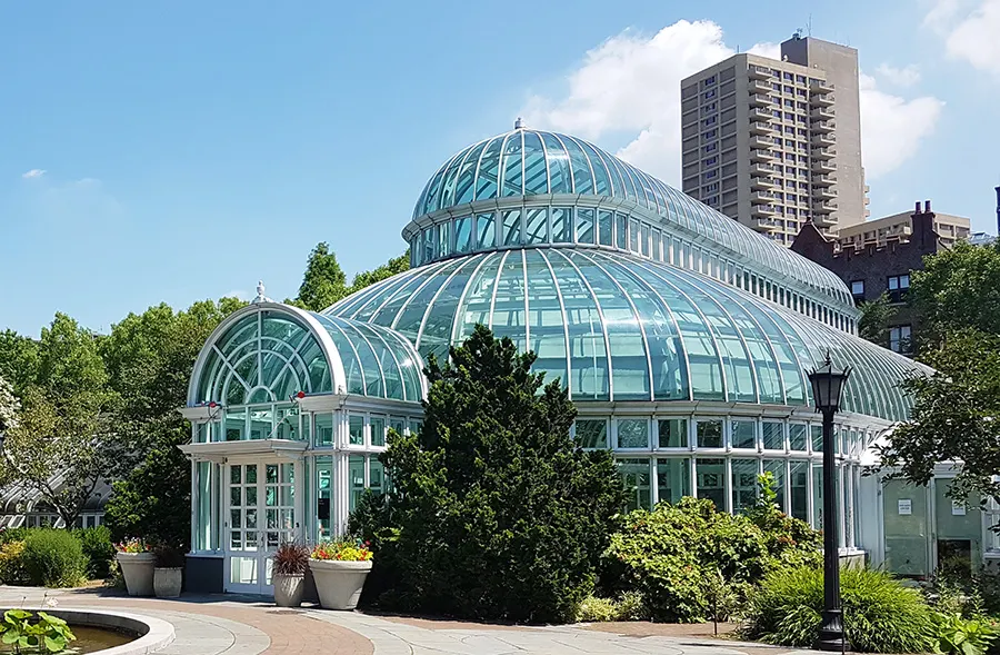 Exterior de uno de los pabellones de cristal -invernaderos- del jardín botánico de Brooklyn, ubicado al norte del barrio Prospect Heights- Foto de Andrea Hoare Madrid
