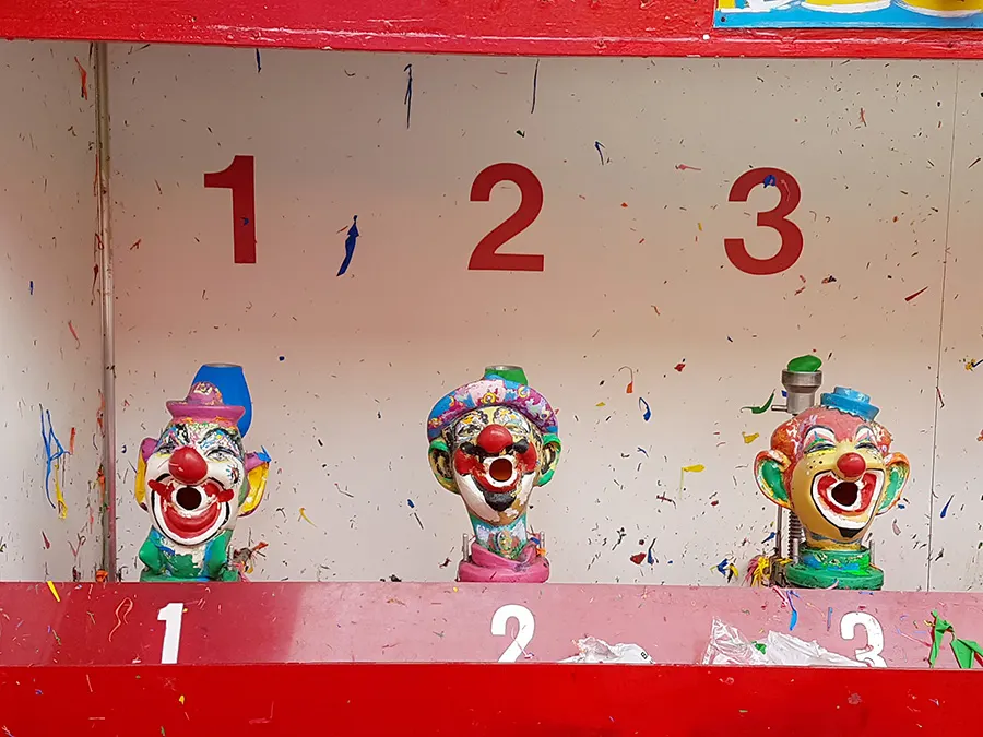 Foto de tres payasos para jugar tiro al blanco con pistolas de agua, uno de los juegos de feria de Luna Park el parque de diversiones de Coney Island - Foto de Andrea Hoare Madrid