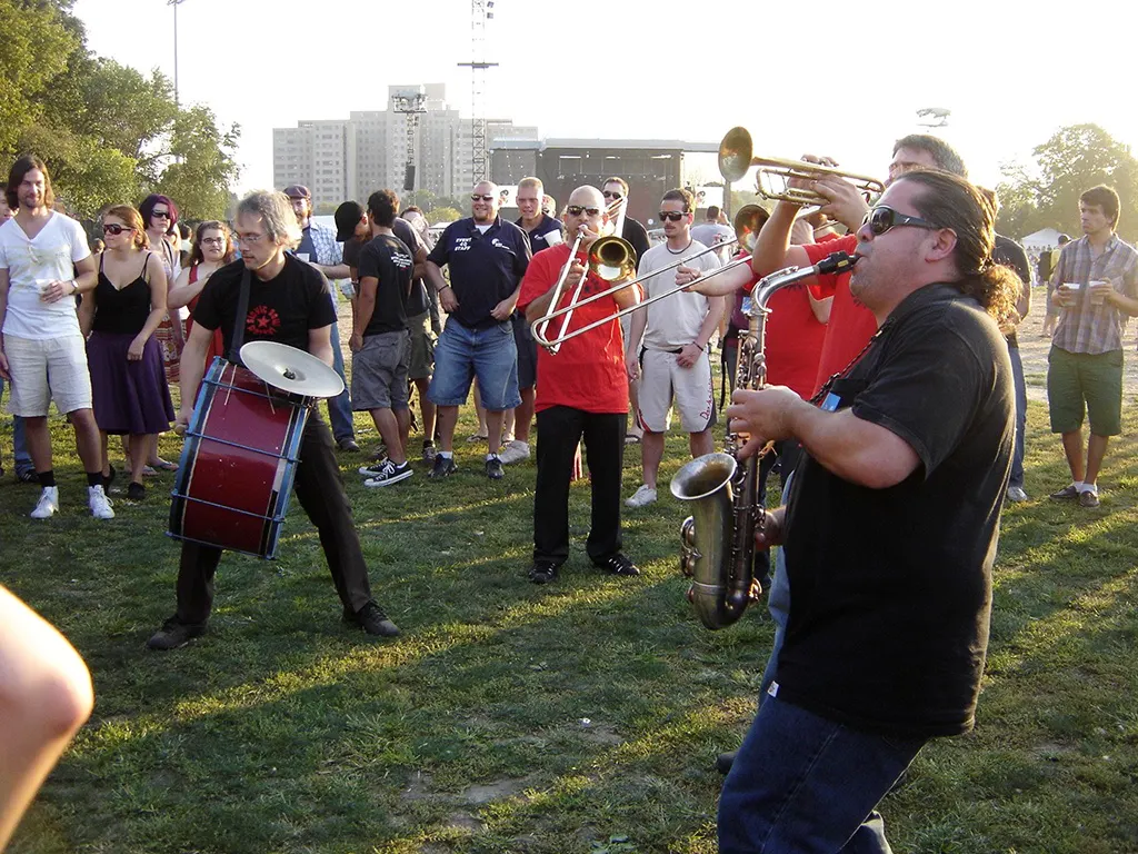 Orquesta de metales y percusión de música balcánica tocando en Randall Island durante un concierto de verano. Foto de Andrea Hoare Madrid