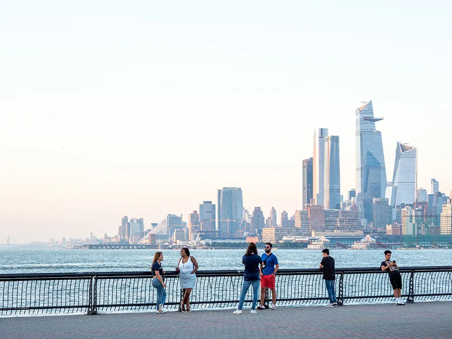 Vista del Barrio Hudson Yards de Manhattan desde el Hudson River Waterfront Walkaway en Hoboken - Foto de Dimitry Anikin en Unsplash disponible en https://unsplash.com/photos/uwP28TaFTr4 Guía de los mejores miradores en New York.
