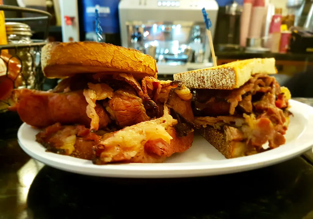 Delicioso sandwich de pastrami de Eisenbergs en Flatiron District, Manhattan - Foto de Andrea Hoare Madrid