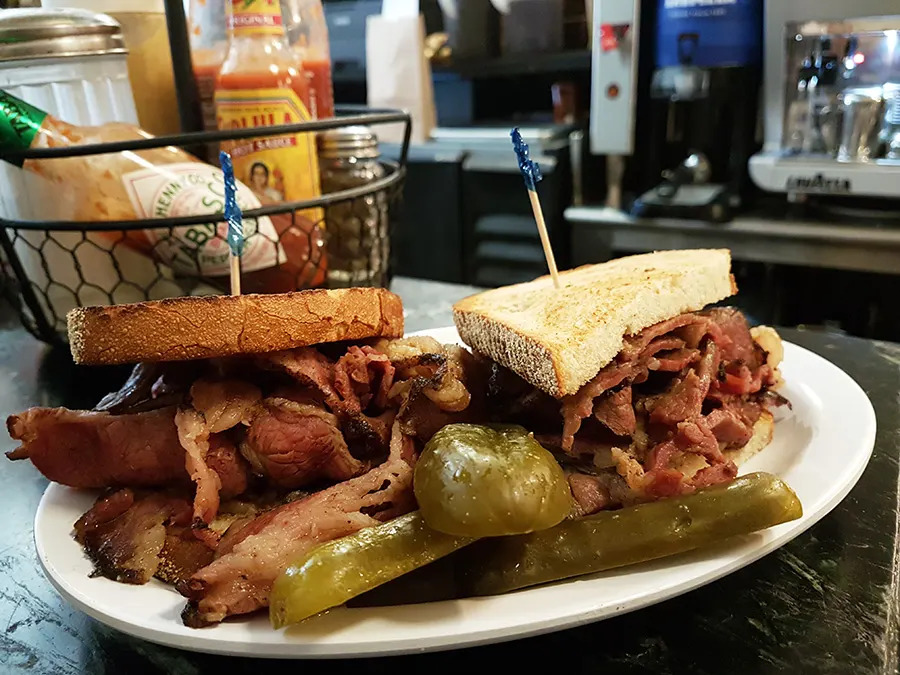 Sandwich de pastrami de Eisenbergs en el Flatiron District de Manhattan, servido con pepinilos - Foto de Andrea Hoare Madrid