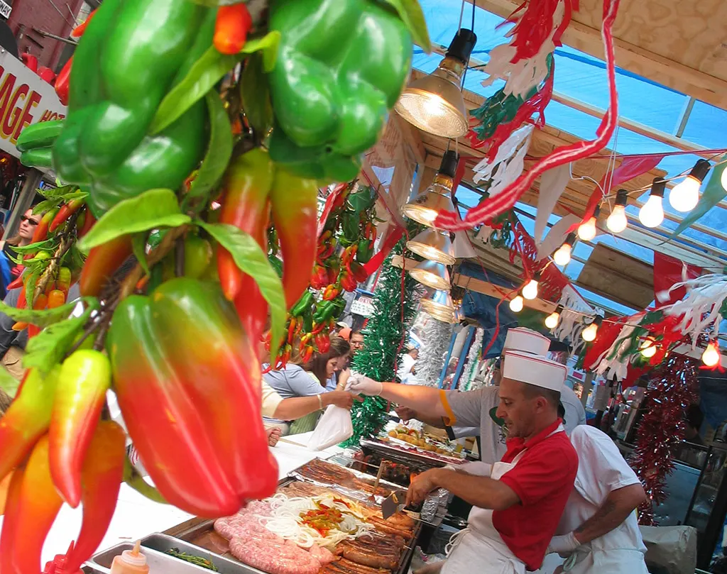 Vendedores en el Festival de San Gennaro en la Pequeña Italia. Foto de Dschwen - Own work, CC BY 2.5, https://commons.wikimedia.org/w/index.php?curid=506856