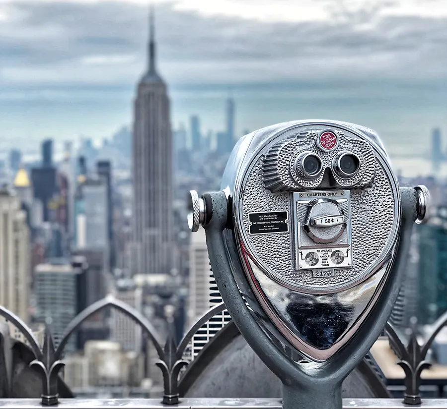 Telescopio en el Top of the Rock para ver el Empire State Building. Foto de Kristijan Mladenov en Unsplash