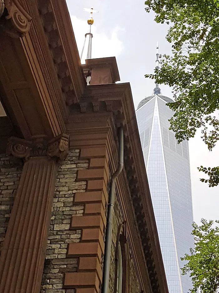 Atrás de la Capilla de Saint Paul se ve la One World Tower - Foto de Andrea Hoare Madrid