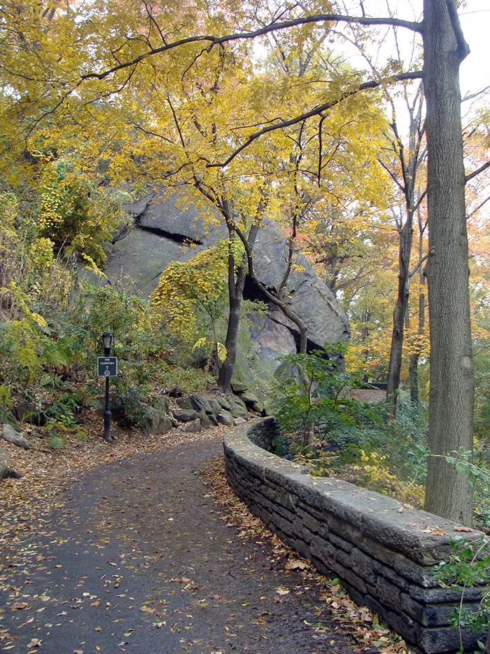 Sendero de Fort Tyron Park para ir a los Claustros del Museo de Arte Metropolitano de Nueva York en otoño - Foto de Andrea Hoare Madrid