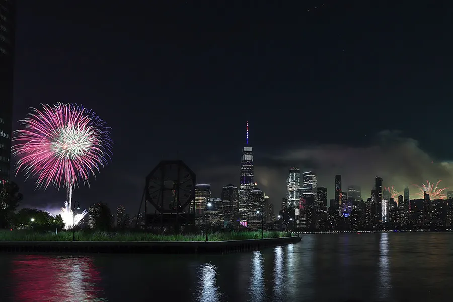 Show de fuegos artificiales del 4 de julio en Jersey City - Foto de Olga Subach en Unsplash disponible en https://unsplash.com/photos/zE84K5F9xjI