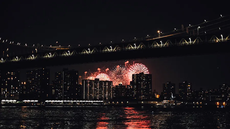 Fuegos artificiales del 4 de julio en Nueva York vistos desde Brooklyn - Foto de pparnxoxo en Unsplash disponible en https://unsplash.com/photos/2v3ZT3w0DX8