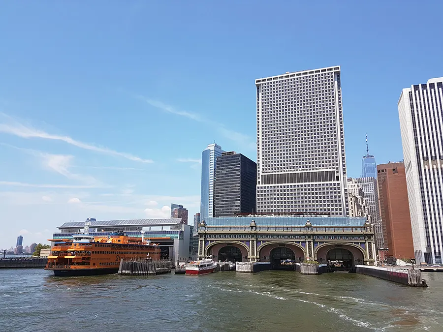 Terminal Battery Maritime Building desde donde zarpan los ferrys a la Isla de los Gobernadores (vecino al Terminal South Ferry desde donde zarpan los ferrys a Staten Island) - Foto de Andrea Hoare Madrid