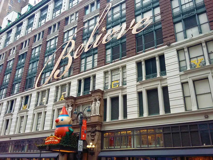 Letrero Believe sobre la entrada de Macy's durante Navidad - Foto de Andrea Hoare Madrid
