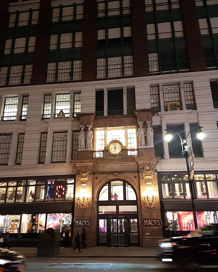 Entrada de macy's y vista de varios niveles del edificio de la tienda principal en Herald Square, Manhattan. Foto de Andrea Hoare Madrid
