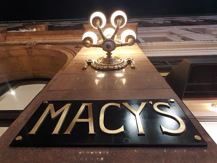 Letrero de Bronce de la tienda por departamentos macy's de Herald Square y farol de bronce - Foto de Andrea Hoare Madrid