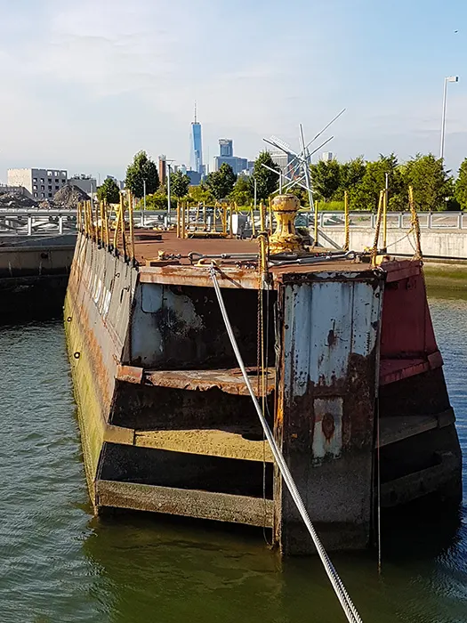 Muelles de Red Hook al fondo se ve el One World Trade Center - Foto de Andrea Hoare Madrid