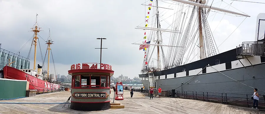 Vista panorámica del Pier 16 donde están las embarcaciones del Museo South Street Seaport (Carguero Wavertree a la derecha y Buque faro Ambrose a la izquierda) - Foto de Andrea Hoare Madrid