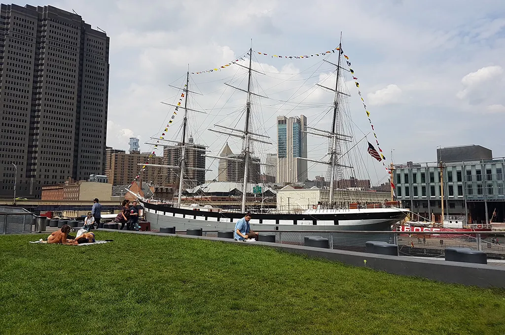 Techo verde del Pier 15 de South Street Seaport en verano - Foto de Andrea Hoare Madrid