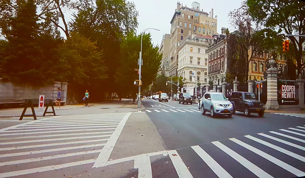 Exterior del Cooper Hewitt Museum en la Quinta Avenida frente a Central Park en el Upper East Side - Foto de AHM de una proyección de una instalación en el Museo
