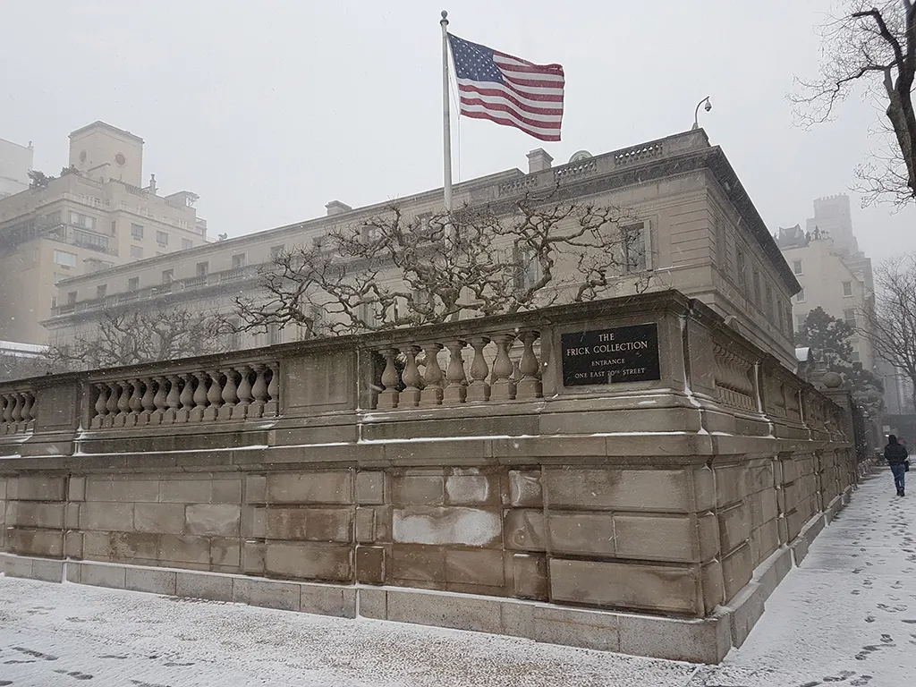 Exterior del edificio de la Frick Collection en la Milla de los Museos durante una nevazón de invierno - Foto de Andrea Hoare Madrid