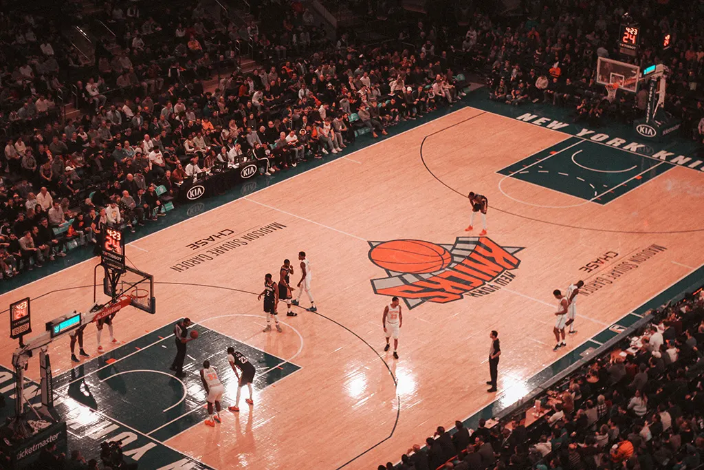 Foto de un partido de Basquetbol en el Madison Square Garden de Miltiadis Fragkidis en Unsplash disponible en https://unsplash.com/photos/oycrSCI1Kh8