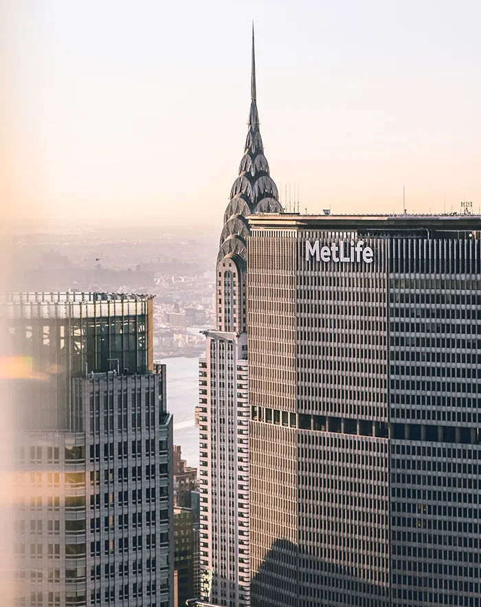 Edificios Metlife y Chrysler fotografiados desde el observatorio Top of the Rock en el Rockefeller Center - Foto de Arnaud STECKLE en Unsplash disponible en https://unsplash.com/photos/6hmGLaXCayQ
