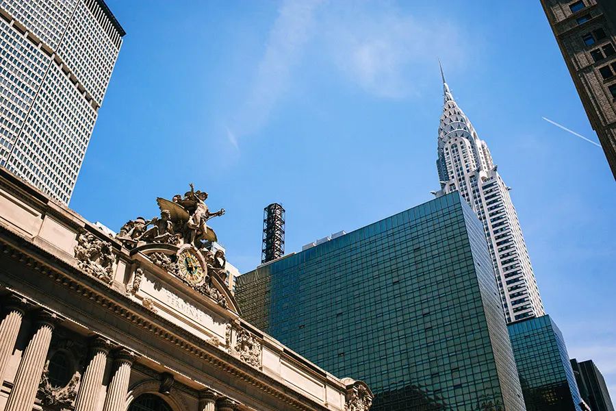Fachada de Grand Central Terminal y al fondo se distingue el Edificio Chrysler. Foto de Fabio Fistarol en Unsplash disponible en https://unsplash.com/photos/chIn12hgU1k