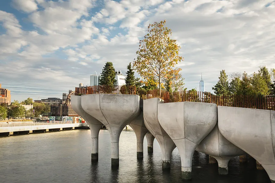 Detalle de los pilotes de hormigón en forma de tulipán diseñados por el arquitecto inglés Thomas Heatherwick. Foto de Michael Grimm disponible en el material para la prensa del parque https://littleisland.canto.com/v/Press/album/H7I1I?viewIndex=0&display=fitView&column=image&id=it6f88sl6h5udbfqr4es411s3g