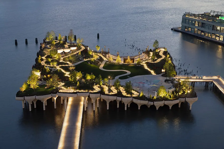 Vista aérea del Parque Little Island desde el Standard Hotel. Foto de Michael Grimm bajada de los materiales para la prensa del sitio oficial de Little Island disponible en https://littleisland.canto.com/v/Press/album/L5M9G?viewIndex=1&column=image&id=htt587kiat5e3c1e38bjm6206d