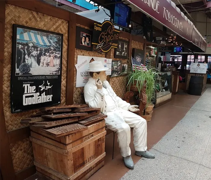 Maniquí de Al Capone de la Tienda de tabacos al interior del Mercado Arthurs Avenue del Barrio Belmont - La Pequeña Italia del Bronx - Foto de AHM