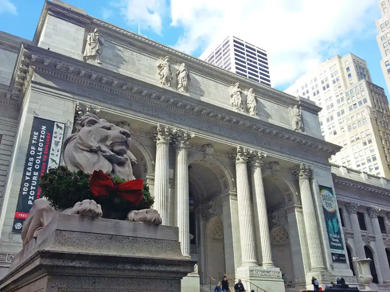 Uno de los leones en las escalinatas de la Biblioteca Pública de NY durante la temporada navideña - Foto de Andrea Hoare Madrid