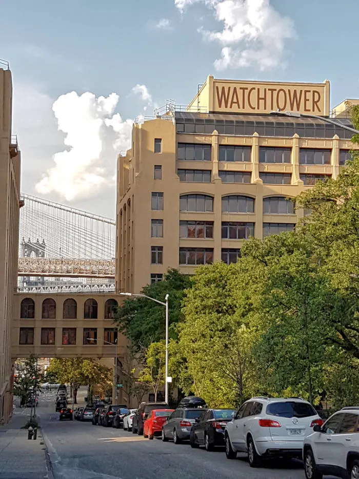 Puente de Brooklyn y Edificio Watchtower visto desde una calle de DUMBO - Foto de Andrea Hoare Madrid