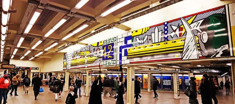 Gente transitando por los pasillos interiores de la estación del metro de la calle 42 de Manhattan - Foto de Andrea Hoare Madrid