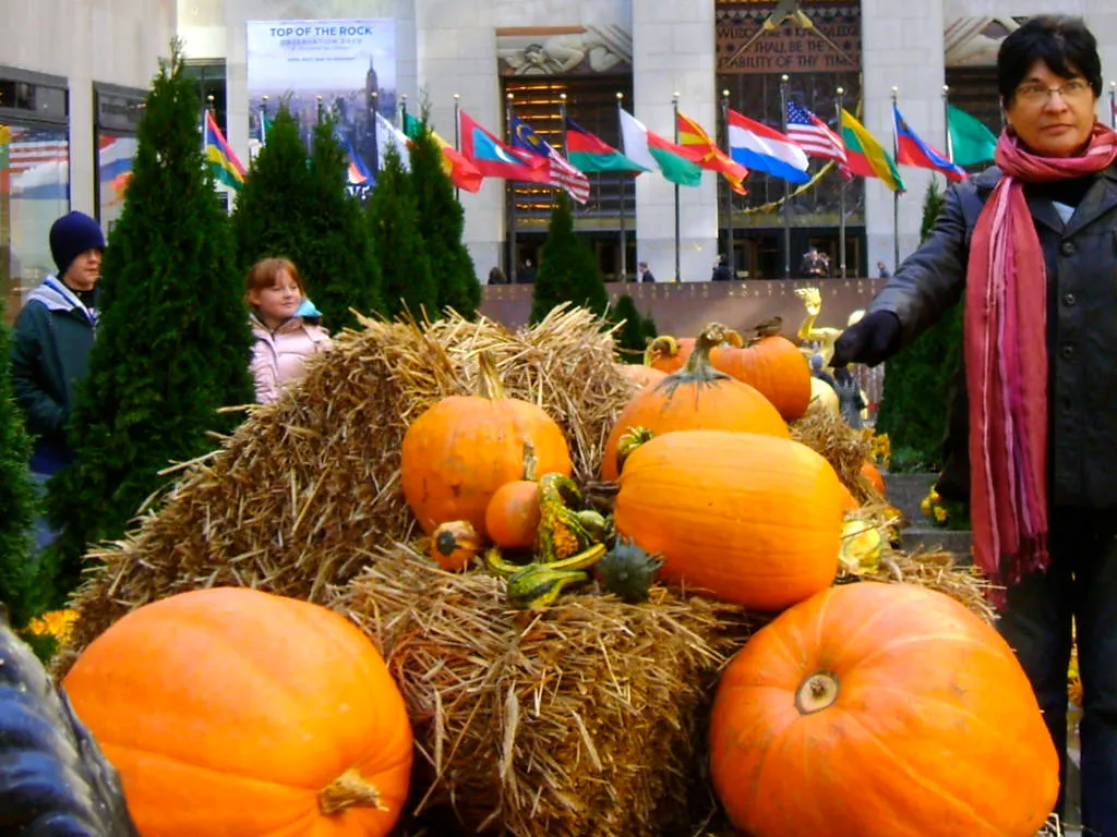 Decoración de otoño con calabazas en el Channel Garden del Rockefeller Center, época famosa por el Desfile de Halloween en Nueva York - Foto de AHM