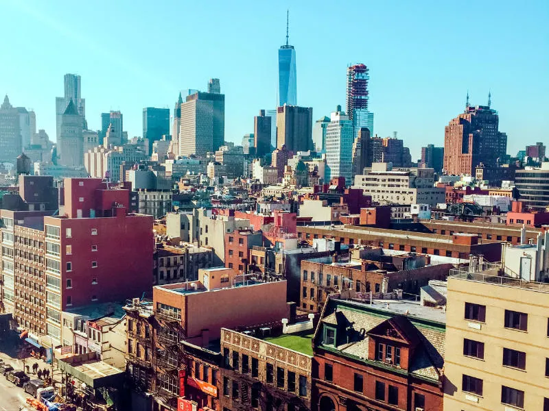 Vista aérea de calles de Bowery, al fondo se ve el One World Trade Center - Foto de JACQUELINE BRANDWAYN en Unsplash disponible en https://unsplash.com/photos/yQ2n6Z_qlog