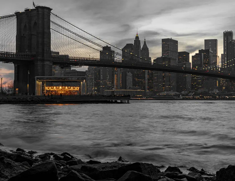 Janes Carrusel junto al Puente de Brooklyn en el parque Brooklyn Bridge - Foto de Dylan Freedom en Unsplash disponible en https://unsplash.com/photos/iEgP_YHs-jM