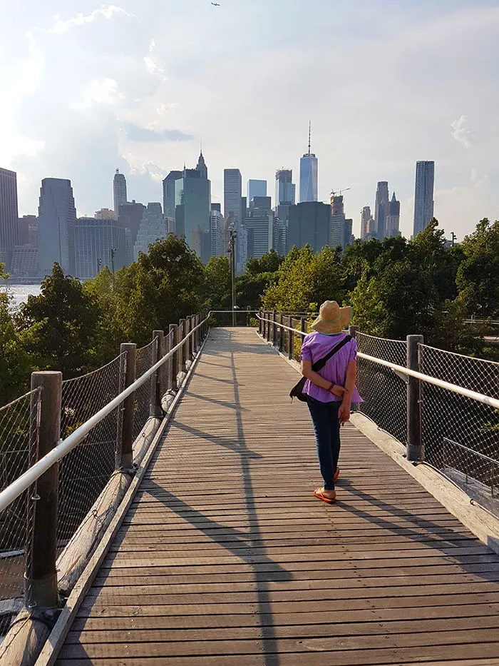Marina Madrid cruzando el Squibb Bridge, vista del sur de Manhattan de fondo - Foto de Andrea Hoare Madrid